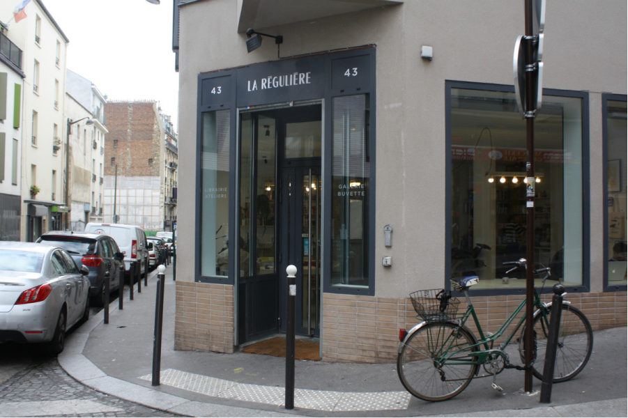 Café-librairie La Régulière à Paris 18 Montmartre - devanture
