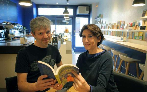 Café-librairie Les Petits Mots Bleus à Bordeaux - intérieur