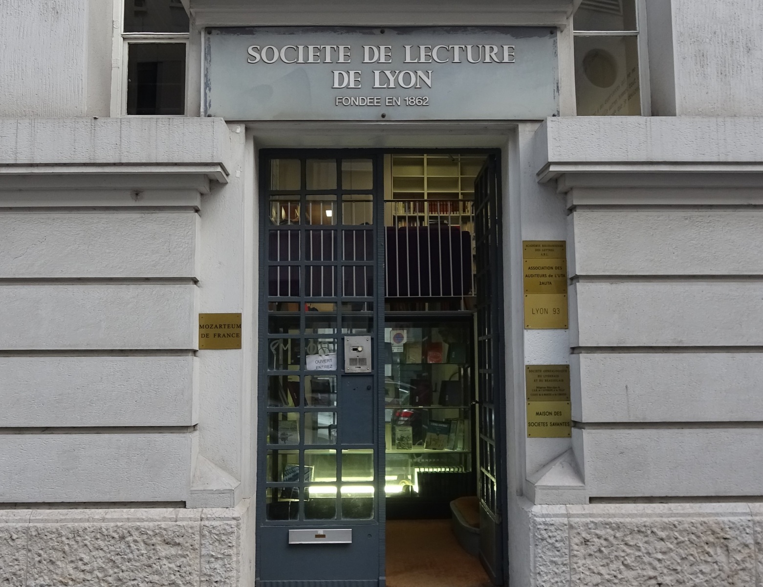 Société de lecture à Lyon - entrée du bâtiment