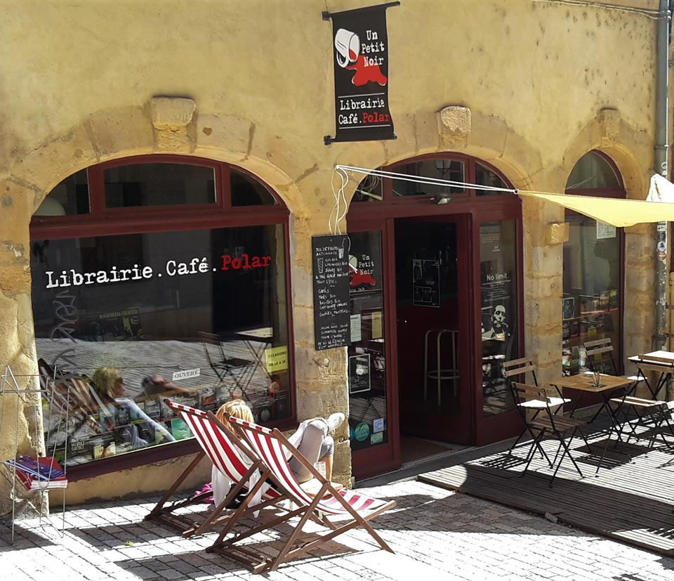 Café-librairie Un Petit Noir à Lyon - terrasse
