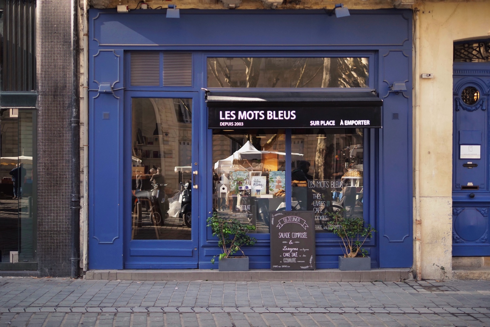 Café-librairie Les Petits Mots Bleus à Bordeaux - devanture