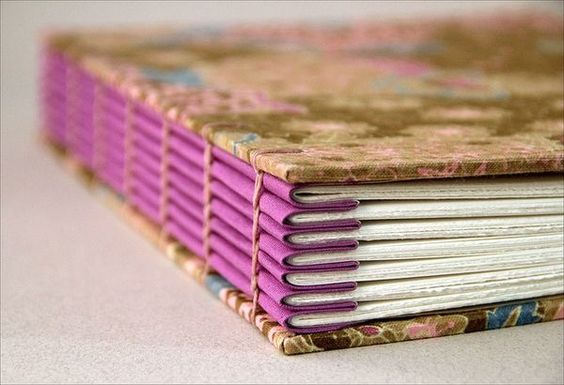 assemblage de la couverture avec les cahiers ;