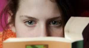 adolescente qui lit un livre